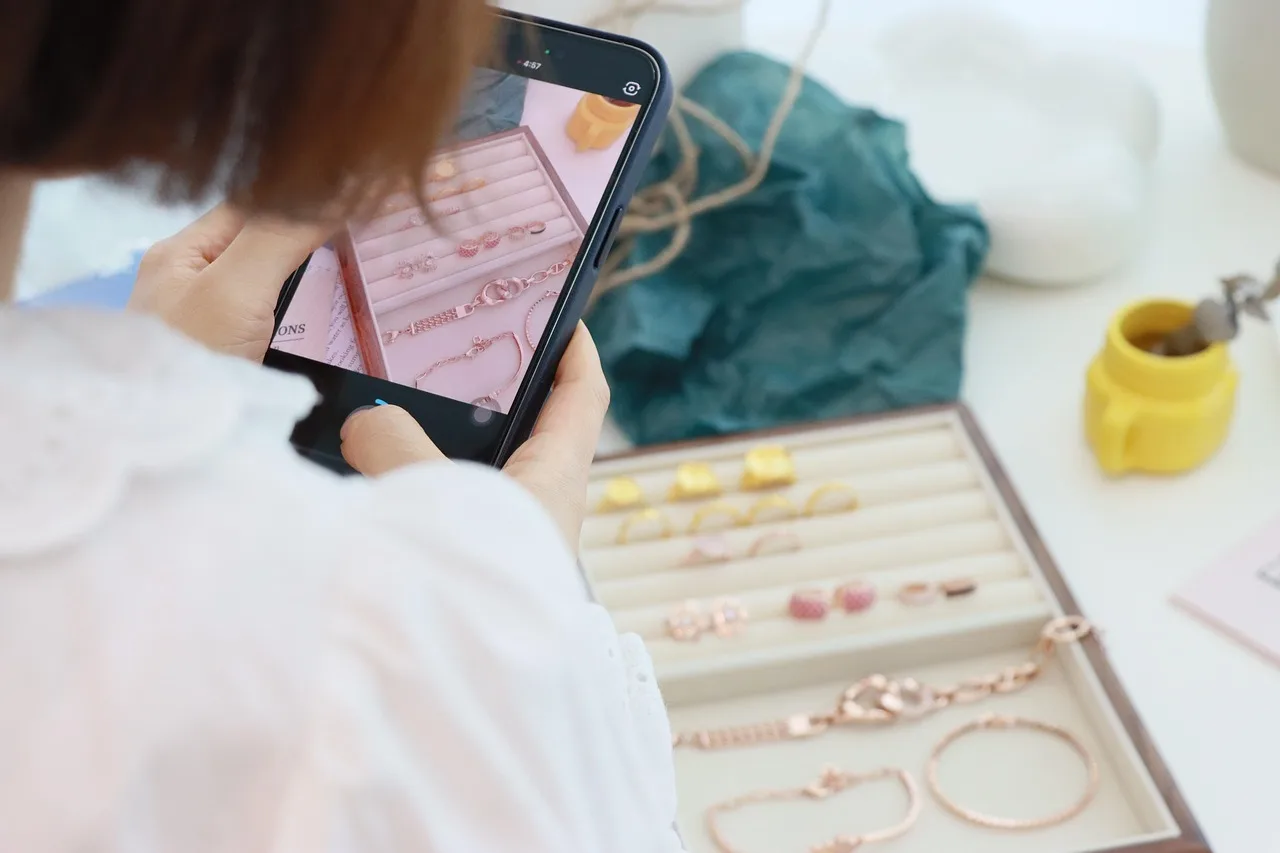 filming, cell phone, prop, jewelry, ring, necklace, studio, model, woman, craft, social media